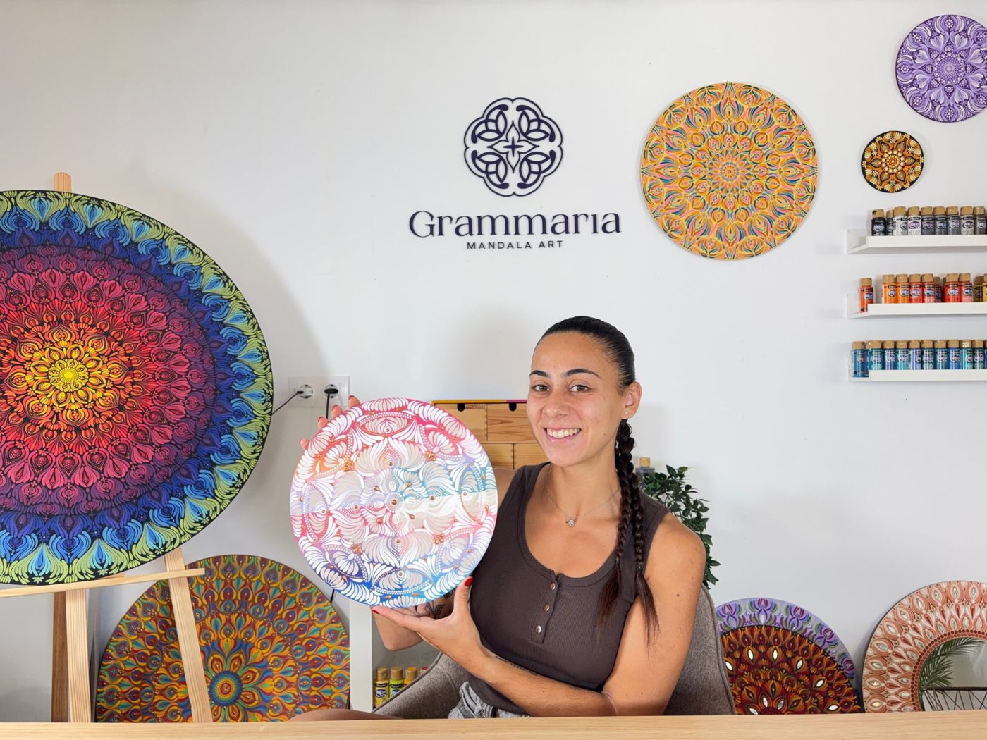 Meri en su estudio con uno de sus mandalas